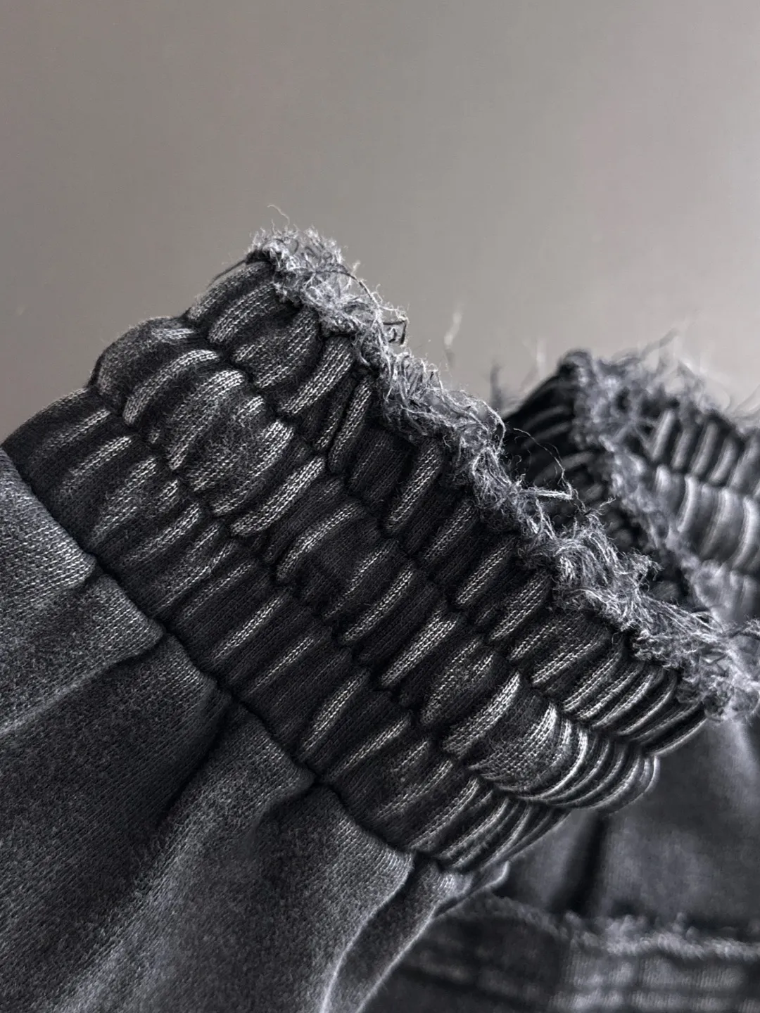 🅿️330 shipped next day, high quality Stone lsland/Stone Island 2025 spring and summer new elastic band casual color-washed loose shorts, two needle stitches at the trouser hem, fine and firm stitching, counter-customized fabrics with high breathability and comfort, impeccable details, brand element design concept, reflecting high quality. It feels delicate and soft! It presents a casual cut and the upper body shape is great! Size: S-XXL